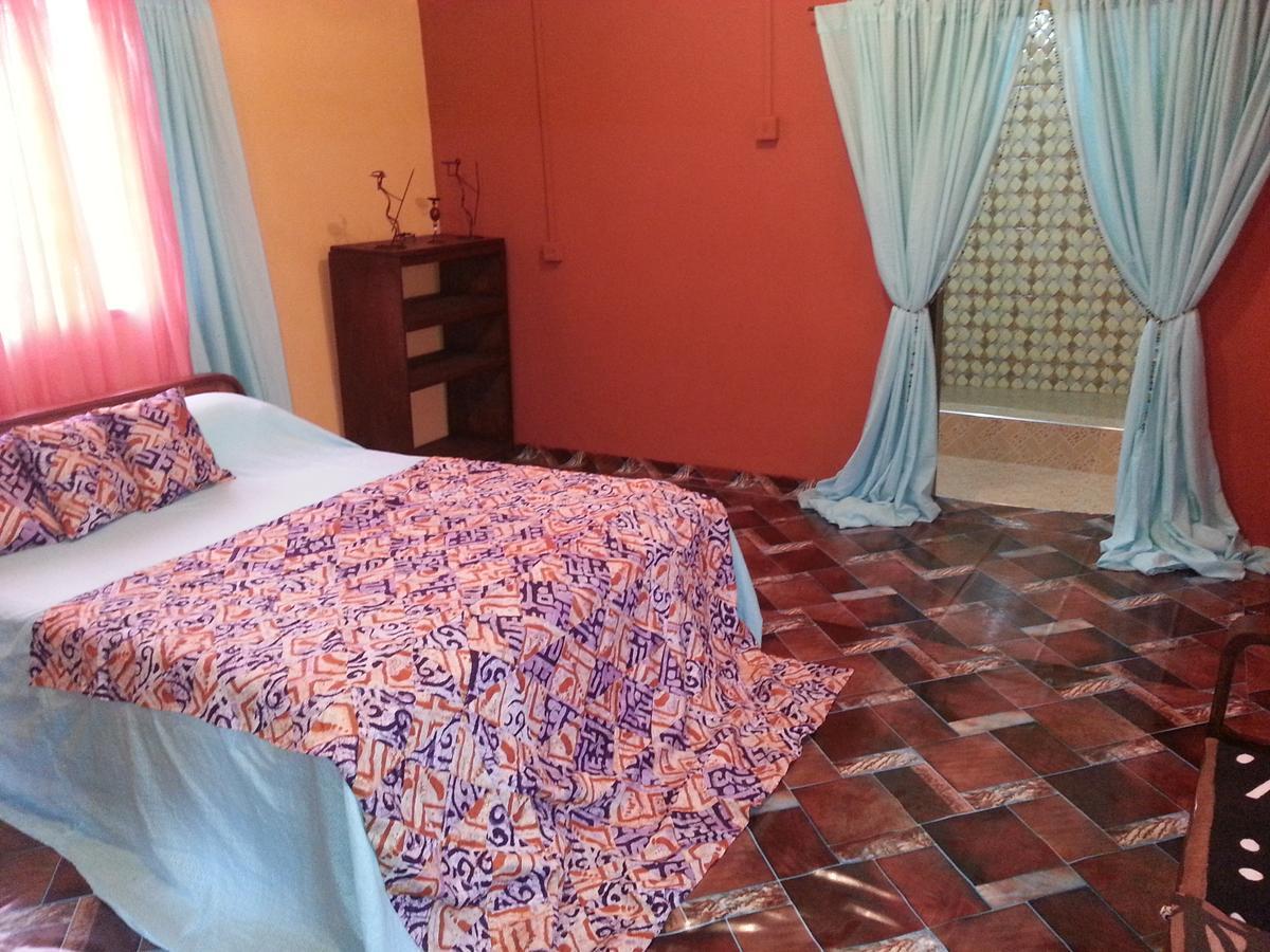 Golden Lilies Hotel Kokrobite Exterior foto